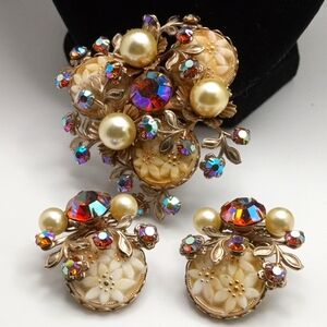 Vintage brooch and matching earrings.....pearls and rhinestones.....gold tonec